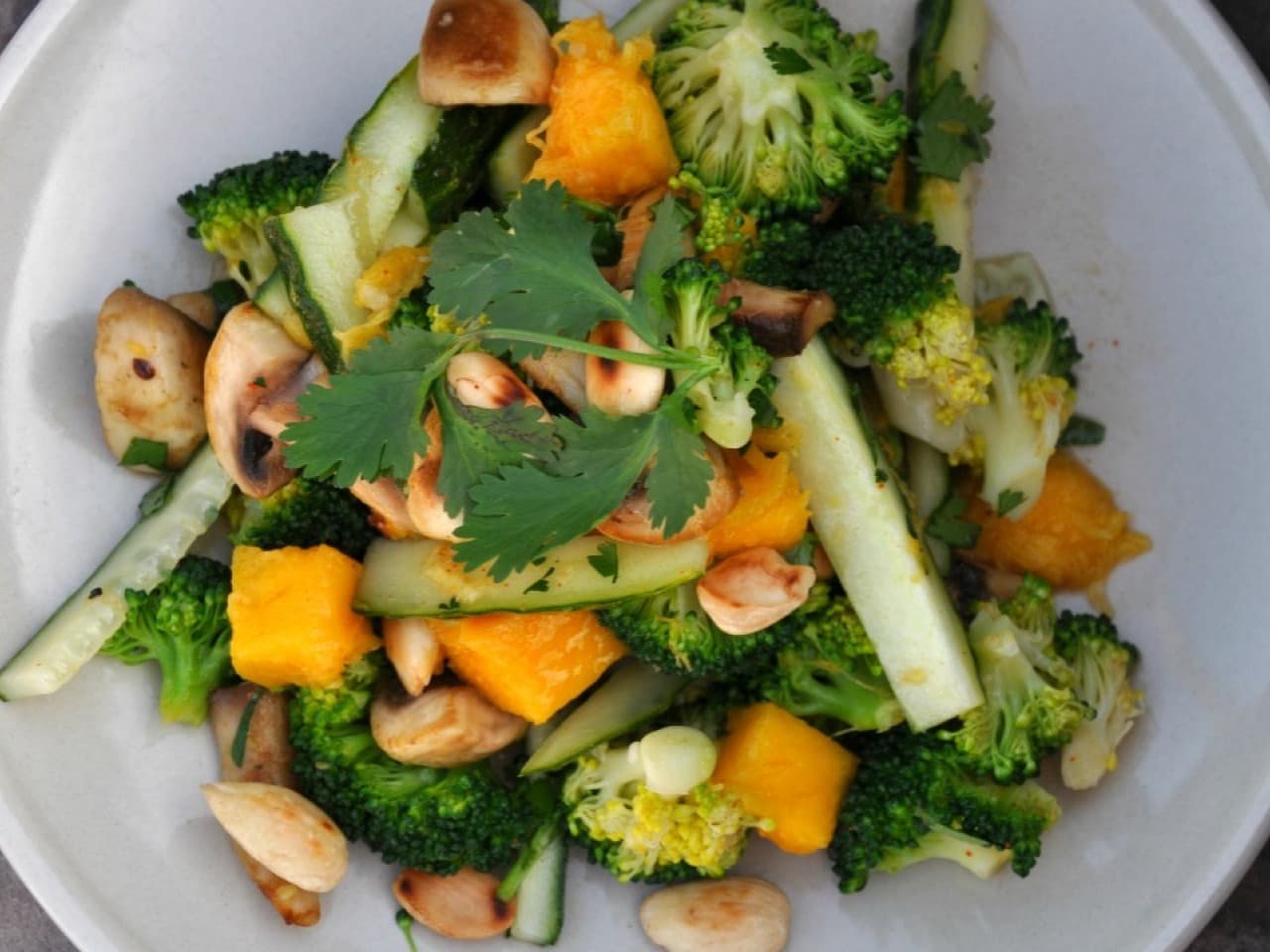 Aziatische broc-cool-i-salade met mango