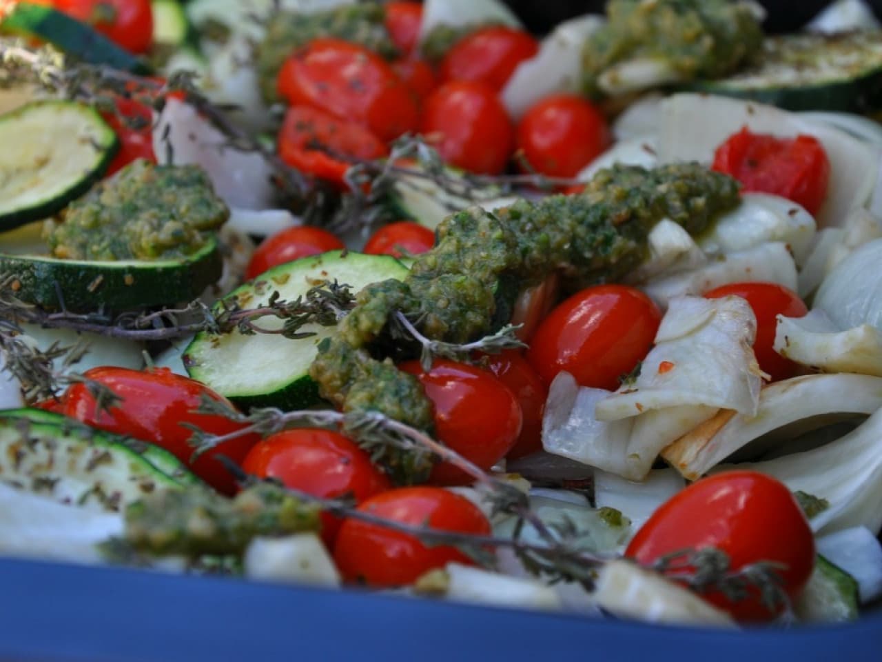 Plat de courgettes au fenouil avec sauce au basilic