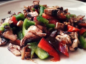 Rawsome Paprika mushroom salad