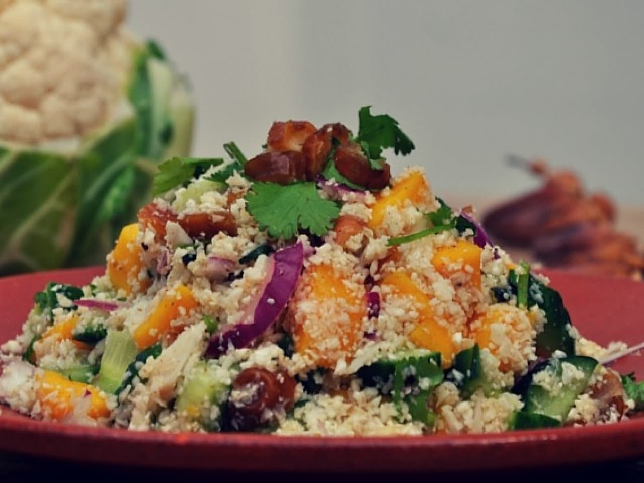 Bloemkoolcouscous met dadels en mango