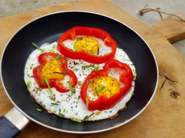 Oeuf au plat dans des anneaux de poivron