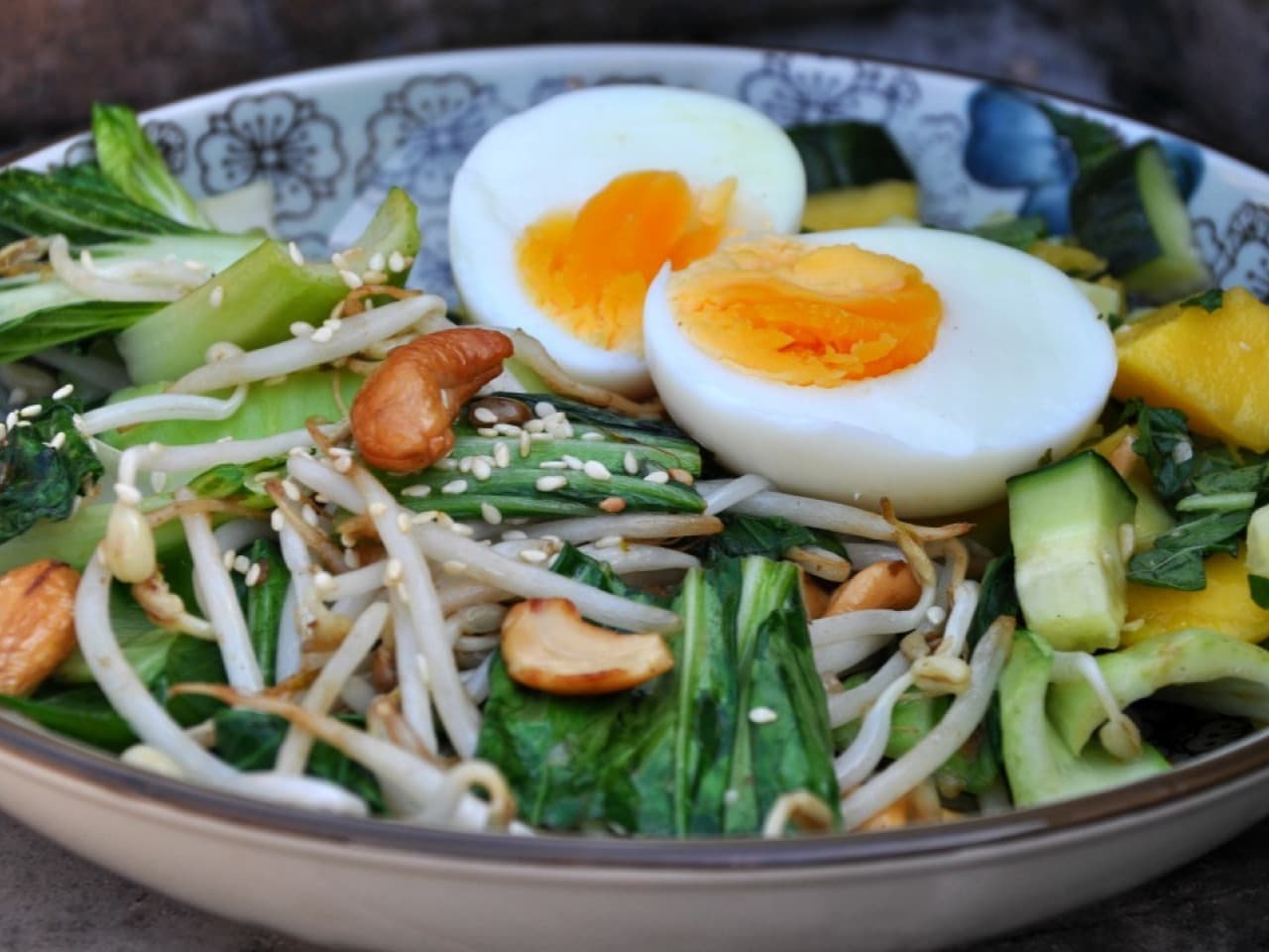 Bok choy con ensalada de mango