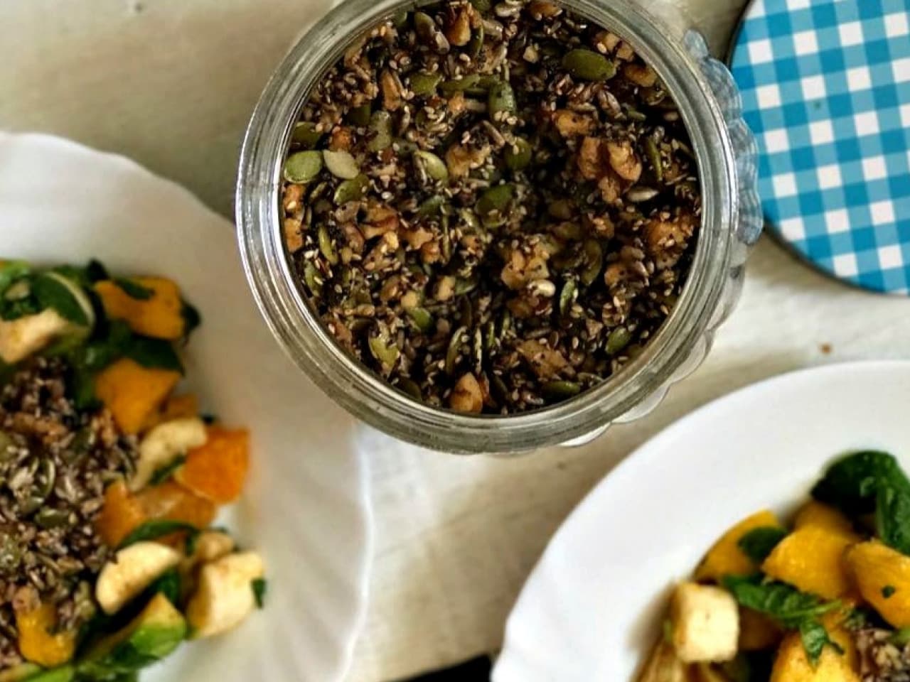Energieke fruitsalade met avocado & granola