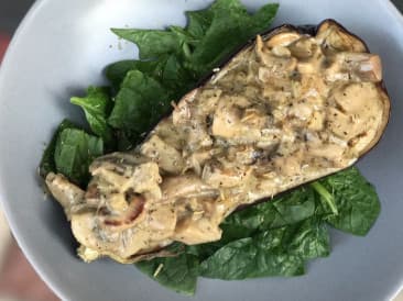 Berenjena rellena con crema de champiñones