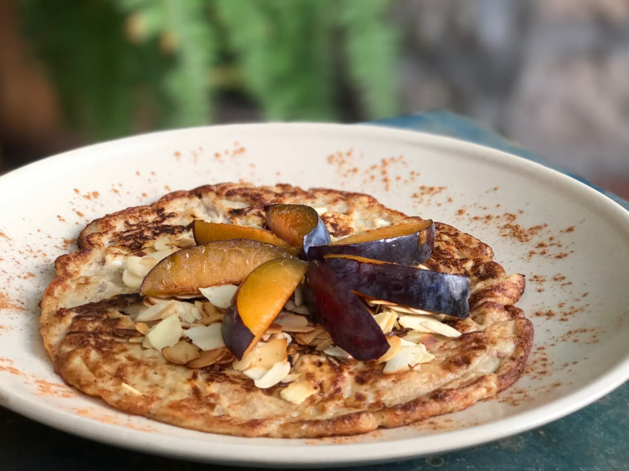 Banaanpannenkoek met pruimen