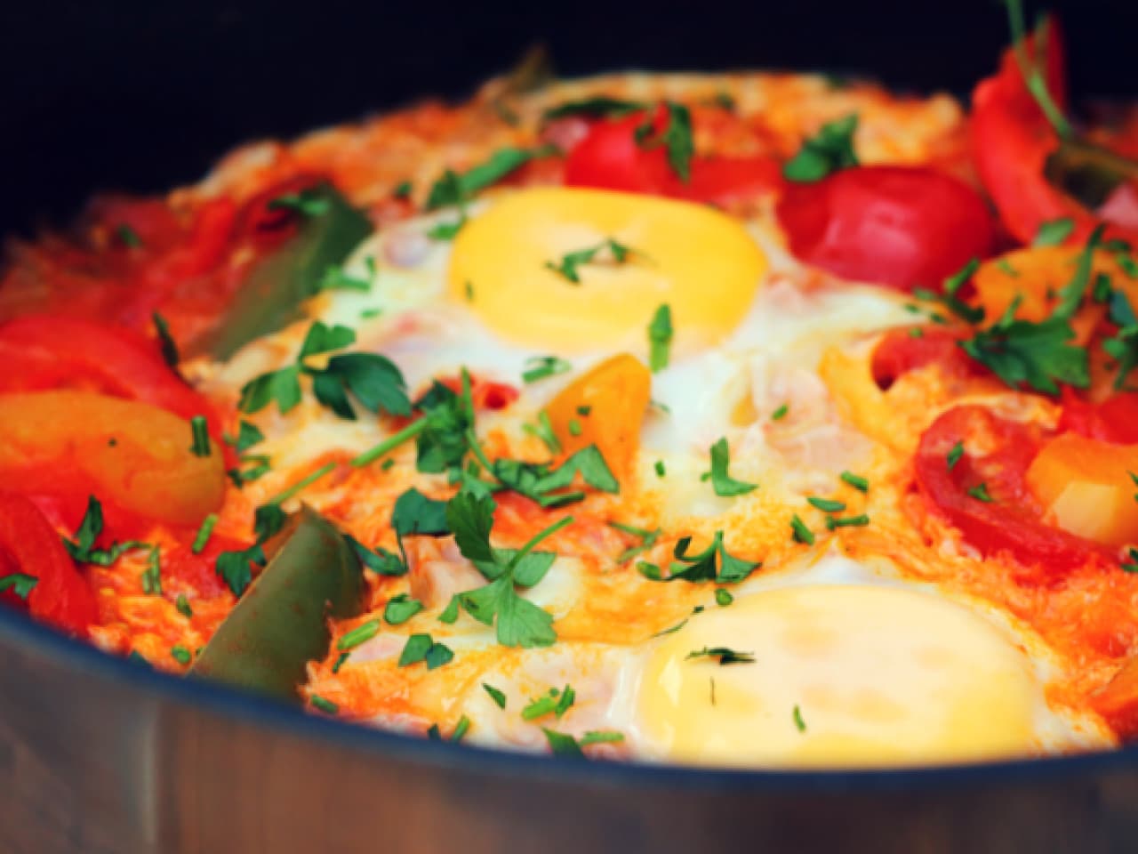 Plato de huevo con salsa de tomate