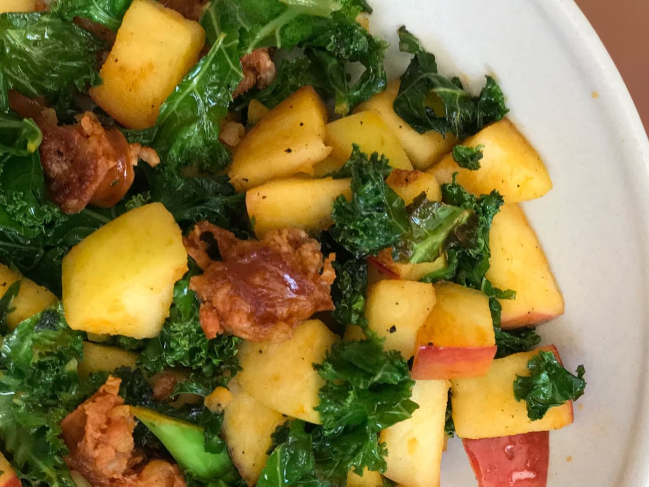 Grünkohlpfanne mit Apfel und Wurst