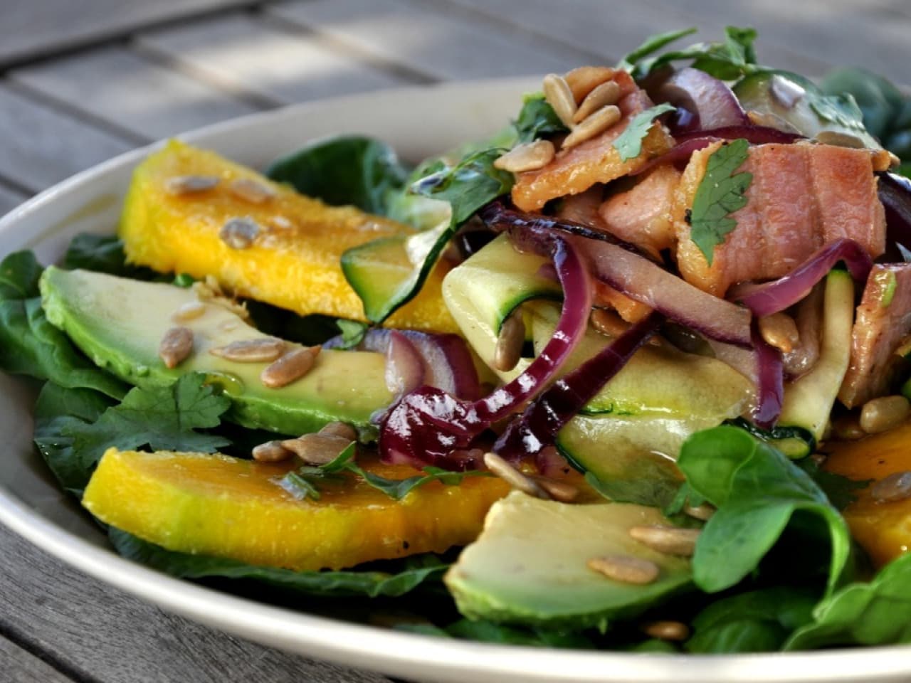 Cintas de calabacín con mango y panceta