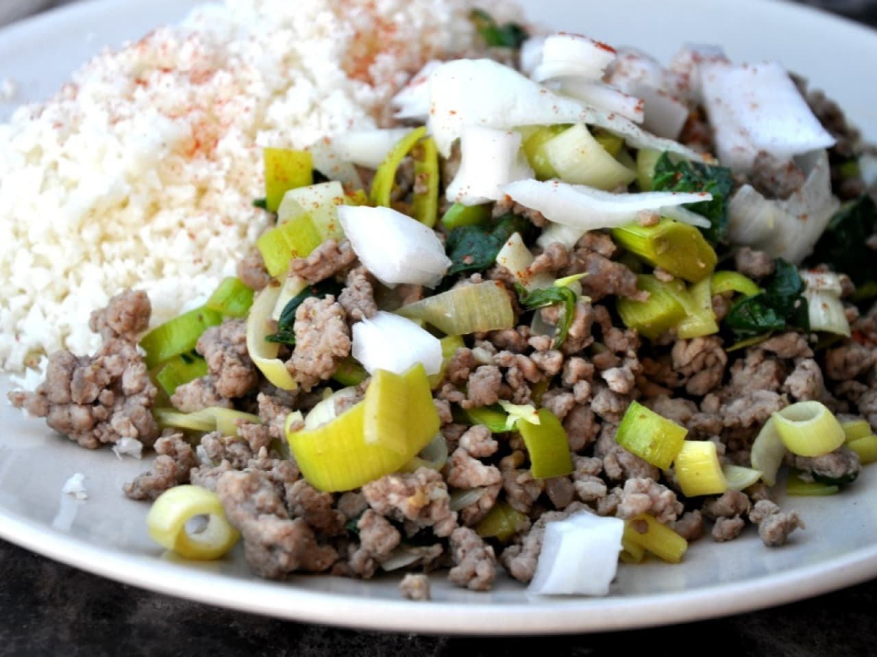 Plato de carne picada con cuscús de coliflor