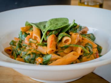 Pasta cremosa de una sartén con leche de coco