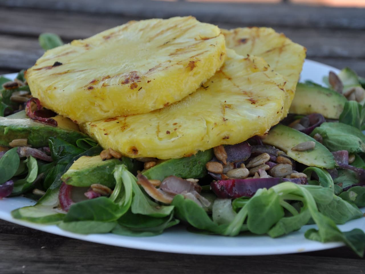 Salade d'ananas grillé