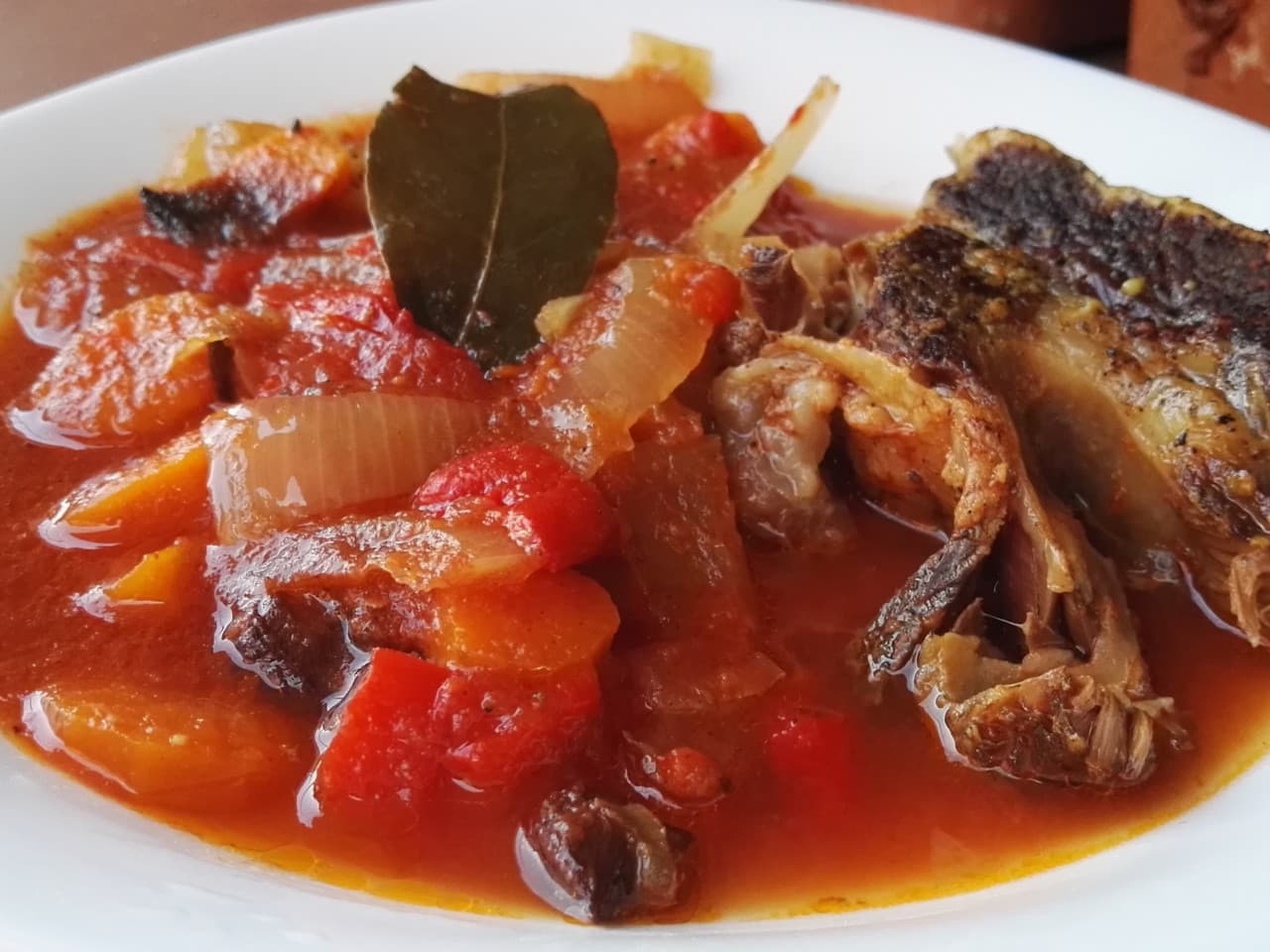 Asado de olla súper simple con pimientos y tomates