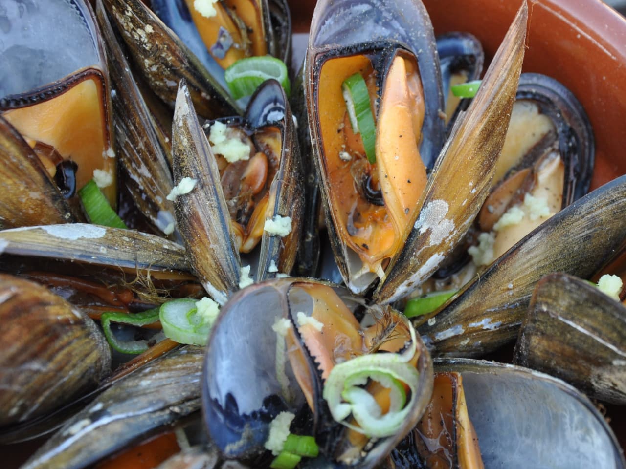 Mejillones a la barbacoa con cebolleta y jengibre