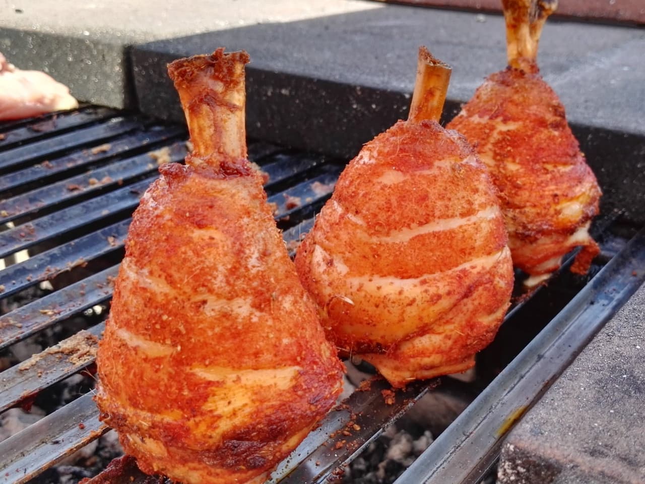 Piruletas de pollo con salsa barbacoa lacada