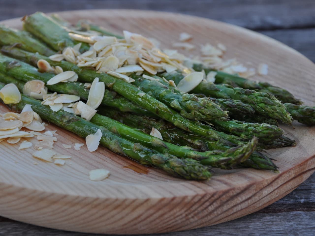 Gegrilde asperges met geroosterde amandelen