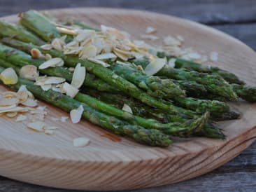 Gegrilde asperges met geroosterde amandelen