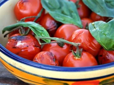 Tomates cherry a la plancha con hojas de albahaca