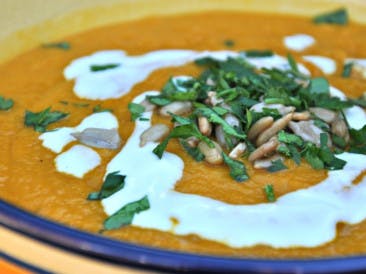 Soupe crémeuse au curry et à la citrouille