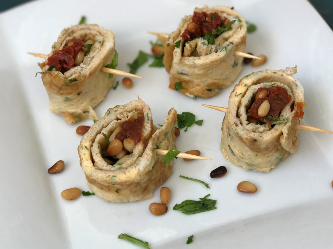 Rollo de tortilla con tomate seco y piñones