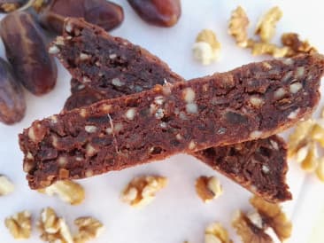 Barra de chocolate con nueces y fecha