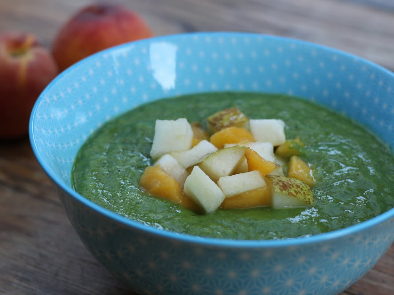 Smoothiebowl met perzik en avocado