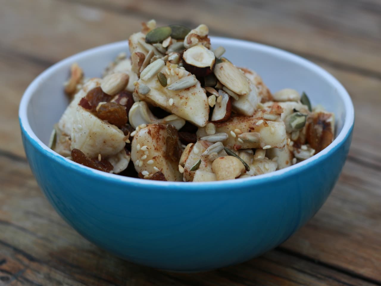 Muesli casero con ensalada de frutas