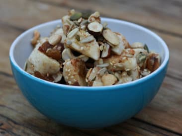 Hausgemachtes Müsli mit Obstsalat