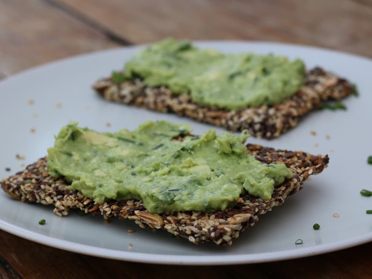 Crackers met guacamole