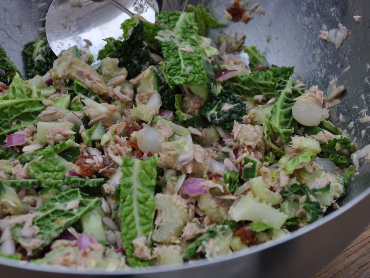 Ensalada de col verde y cebolla roja y atún