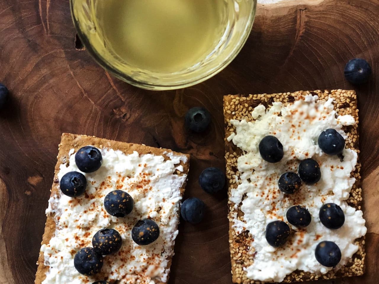 Crackers met Hüttenkäse en blauwe bessen