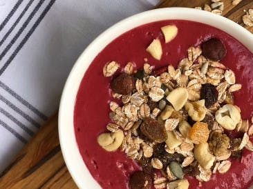 Fresh smoothie bowl with Beet!