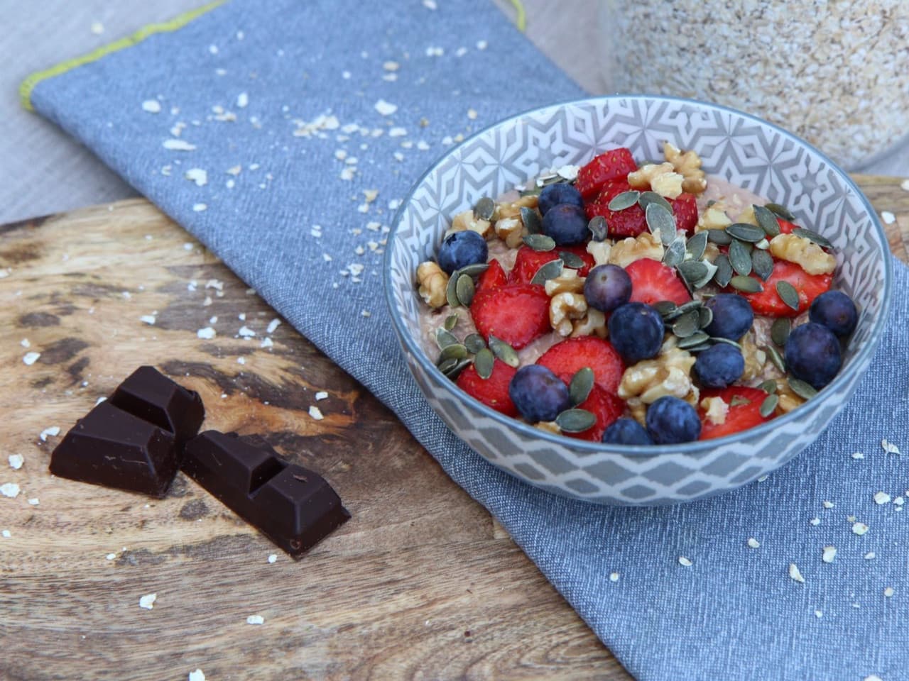 Warm oatmeal with cocoa