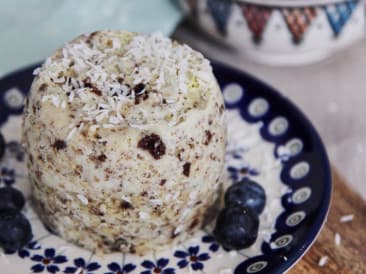 Gâteau à la tasse avec râpe à noix de coco