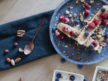 Bananensplit mit Hüttenkäse und frischem Obst