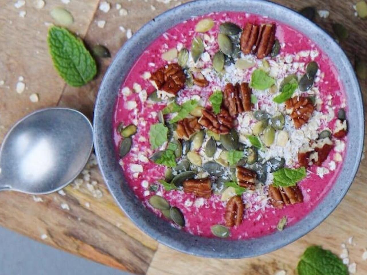 Roze smoothiebowl met aardbei en biet