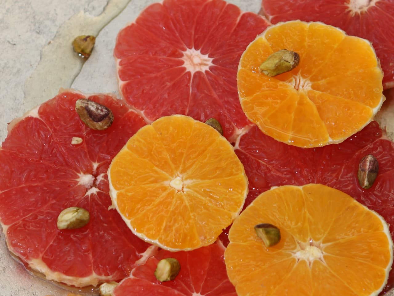 Prenez le petit déjeuner avec une salade d'agrumes colorée