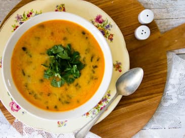 Sopa de camarones al curry con coco