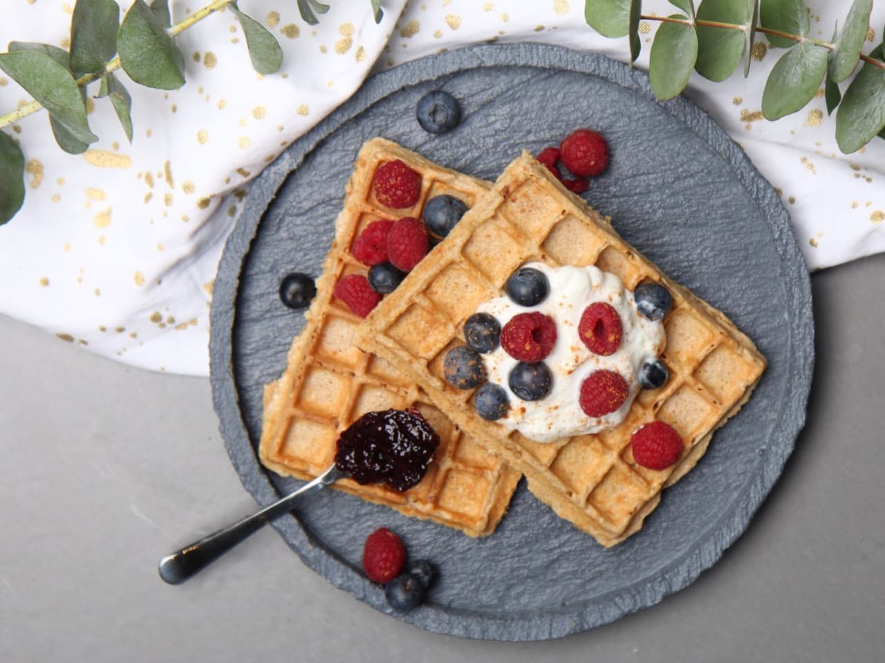 Délicieuses gaufres au fromage blanc et fruits rouges