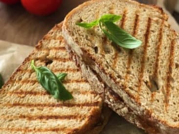 Sandwich au fromage grillé avec fromage de chèvre, tomates séchées et dattes fraîches