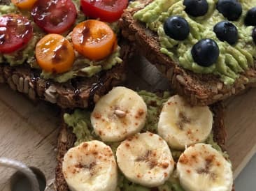 Tostada de aguacate con deliciosas coberturas