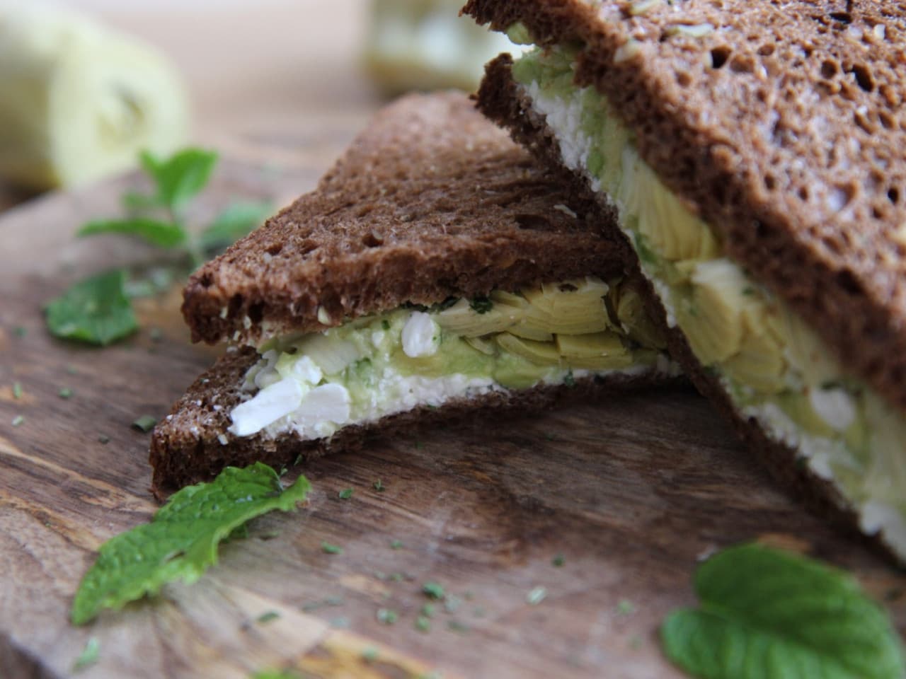 Broodje avocado - artisjok met munt