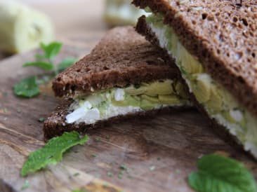 Sandwich de aguacate - alcachofa con menta