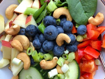 Salade déjeuner fraîche et fruitée