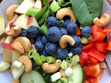 Ensalada de almuerzo fresca y frutal