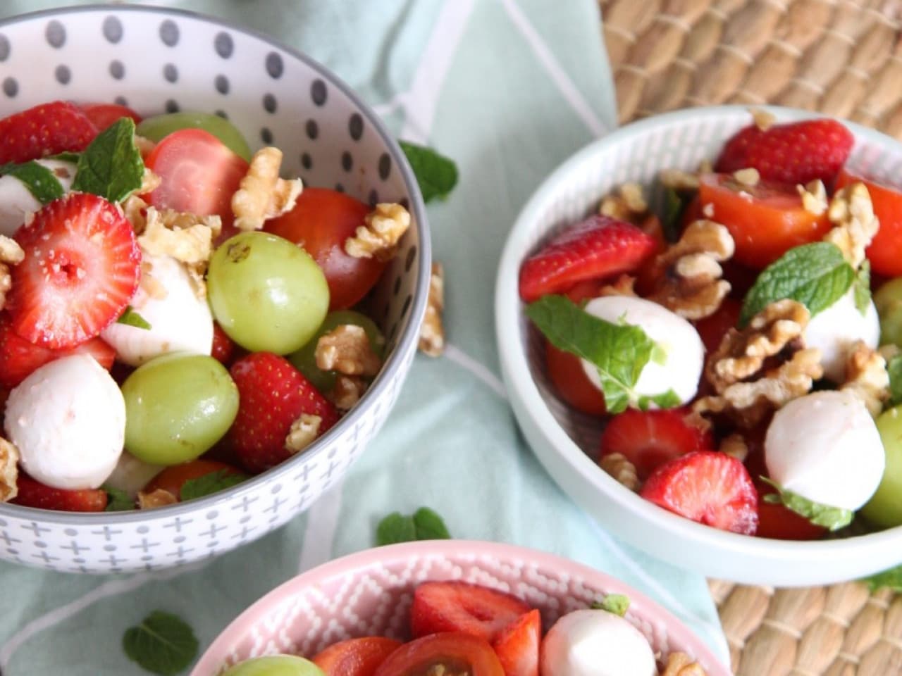 Zomerse lunch salade: caprese met aardbeien