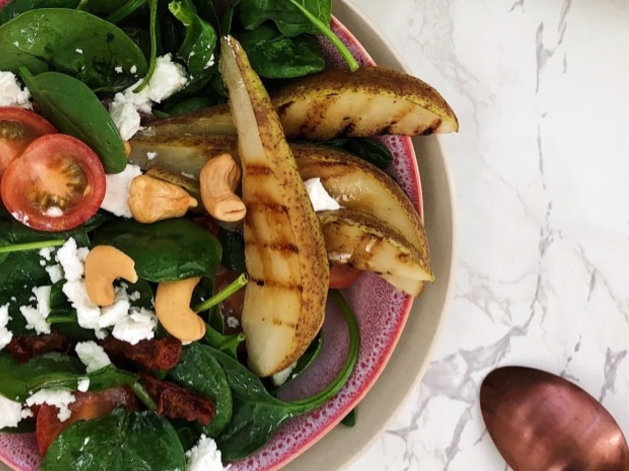 Ensalada de otoño con pera asada y queso de cabra