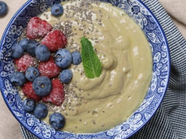 Bol de petit déjeuner avec framboises, courgettes et épinards