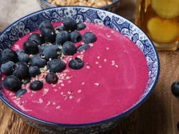 Tazón de batido con leche de coco, plátano y remolacha