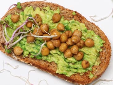 Toast met avocado en geroosterde kikkererwten