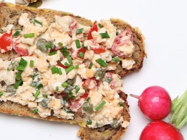 Rebanada de pan con ensalada de huevo